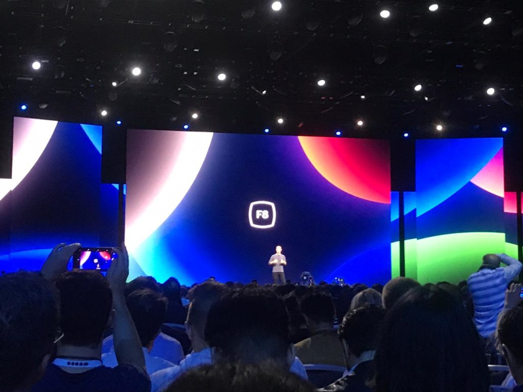 Mark Zuckerberg fazendo a abertura do evento f8  